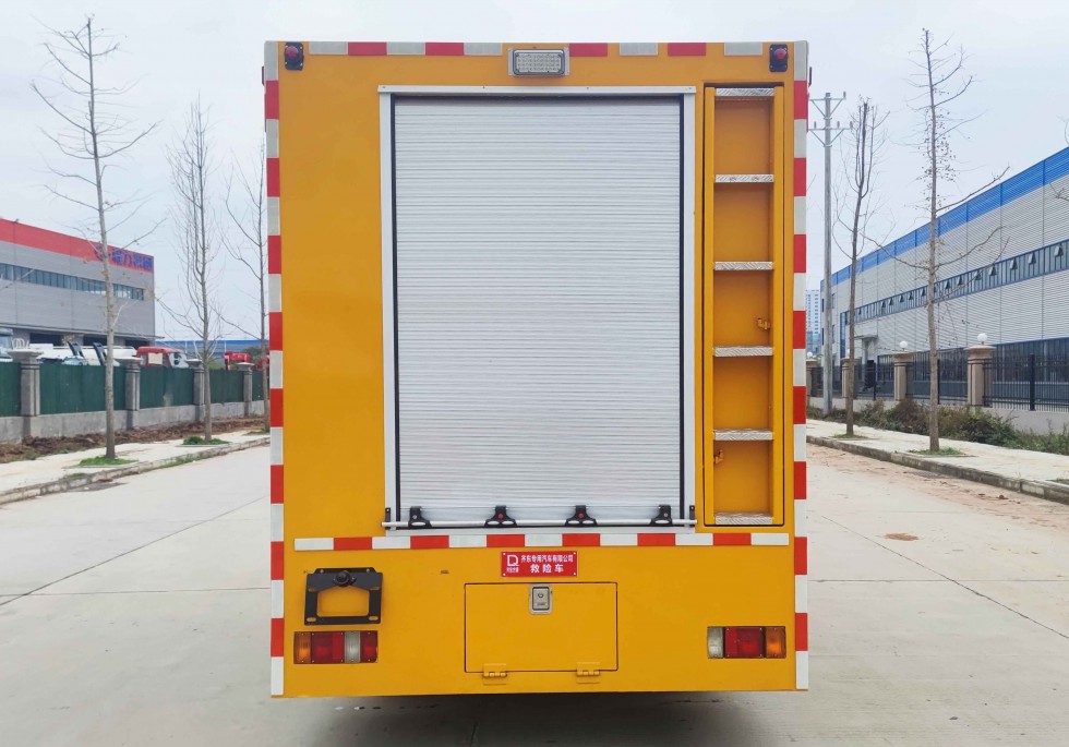 齊東方牌五十鈴雙排救險(xiǎn)車(chē)-1000方排水量