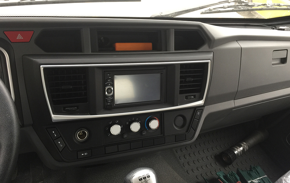 齊東方牌五十鈴雙排座檢修車